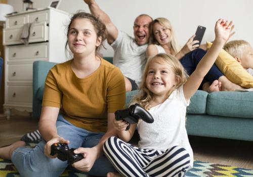 Una familia juega videojuegos