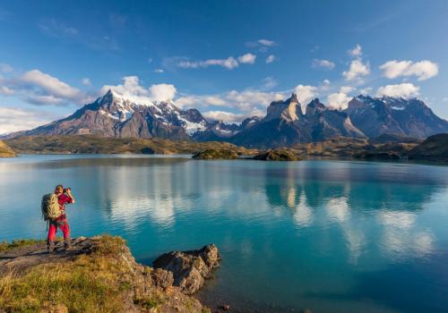 Fotografía de una persona mirando la Patagonia