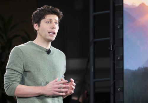 Foto de Sam Altman, plano medio, un hombre hablando en una reunión