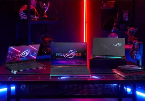 Foto de tres computadores de Asus e Intel para gamers. 