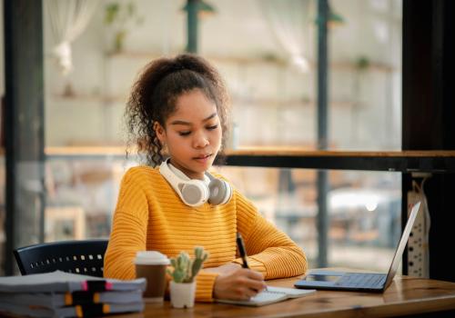 Laptops, necesarios para la educación de jóvenes en el país. 