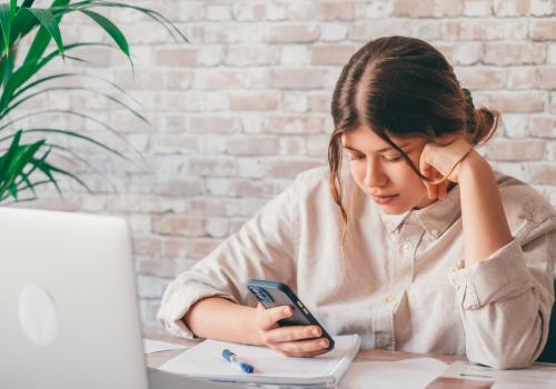 Mujer revisando su dispositivo móvil