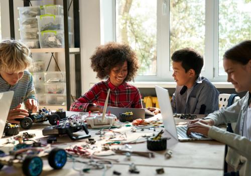 Foto de estudiantes con tecnología en sus manos