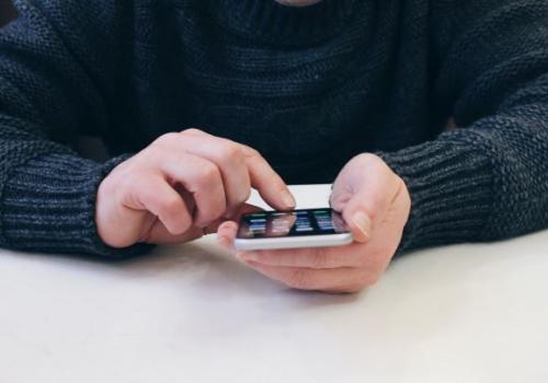 Hombre con celular en la mano