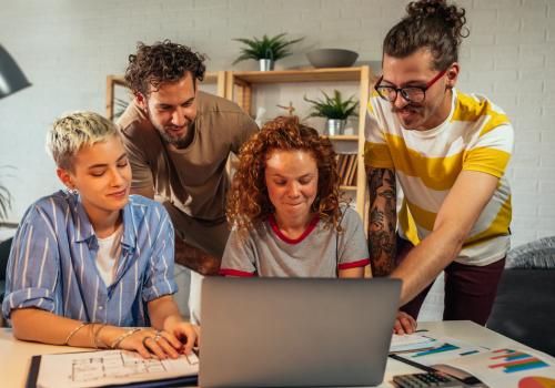 Personas reunidas en un computador