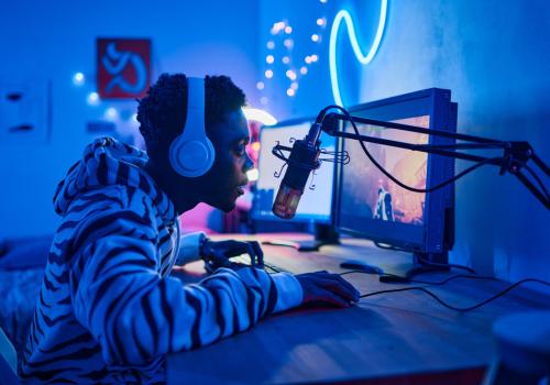 Niño jugando en el computador