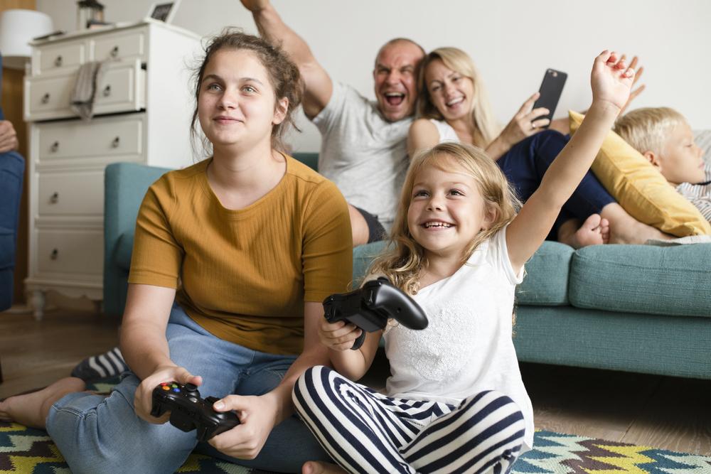 Una familia juega videojuegos