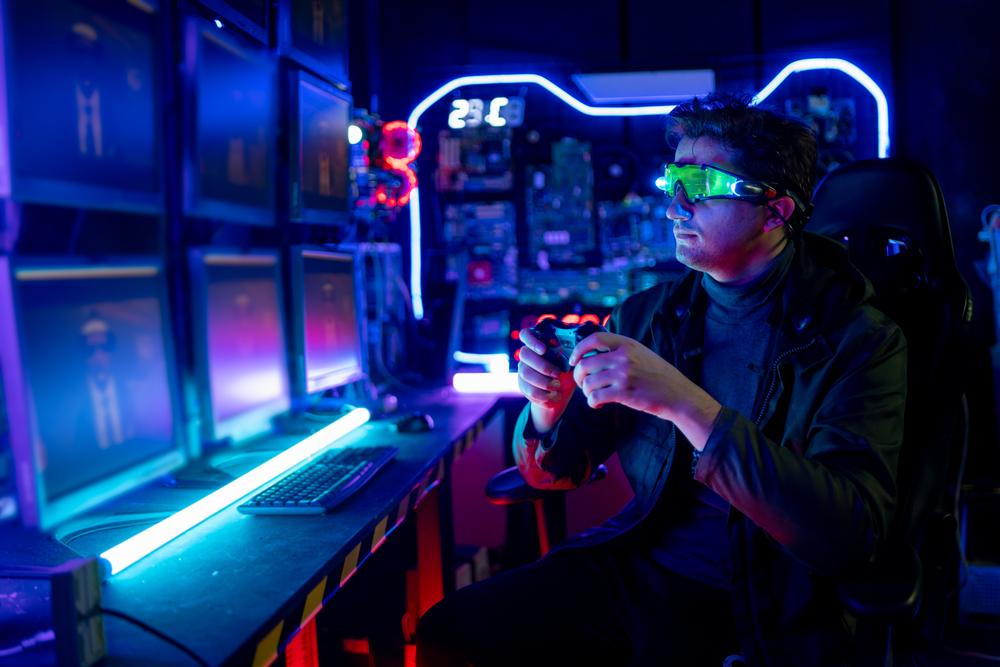 Hombre jóven jugando con gafas de realidad aumentada