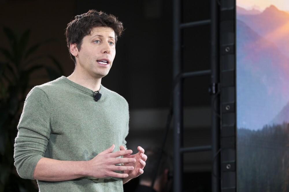 Foto de Sam Altman, plano medio, un hombre hablando en una reunión