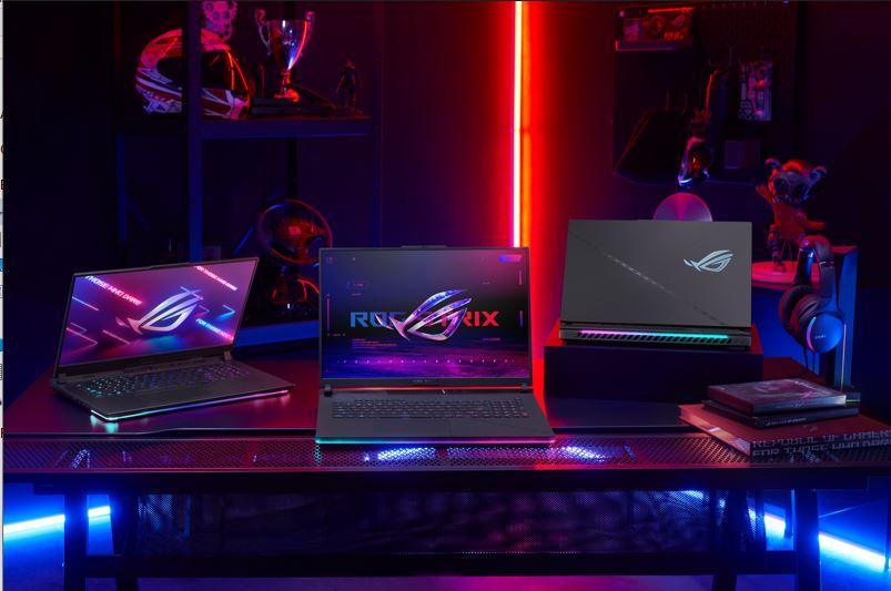 Foto de tres computadores de Asus e Intel para gamers. 