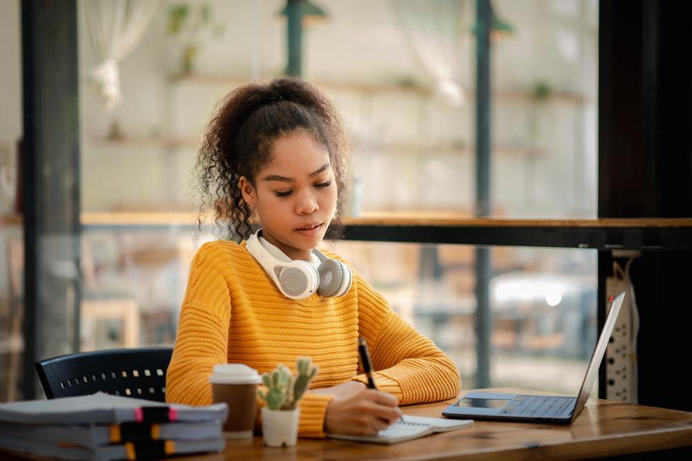 Laptops, necesarios para la educación de jóvenes en el país. 