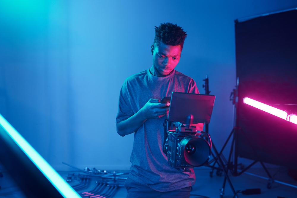 Hombre utilizando tecnología