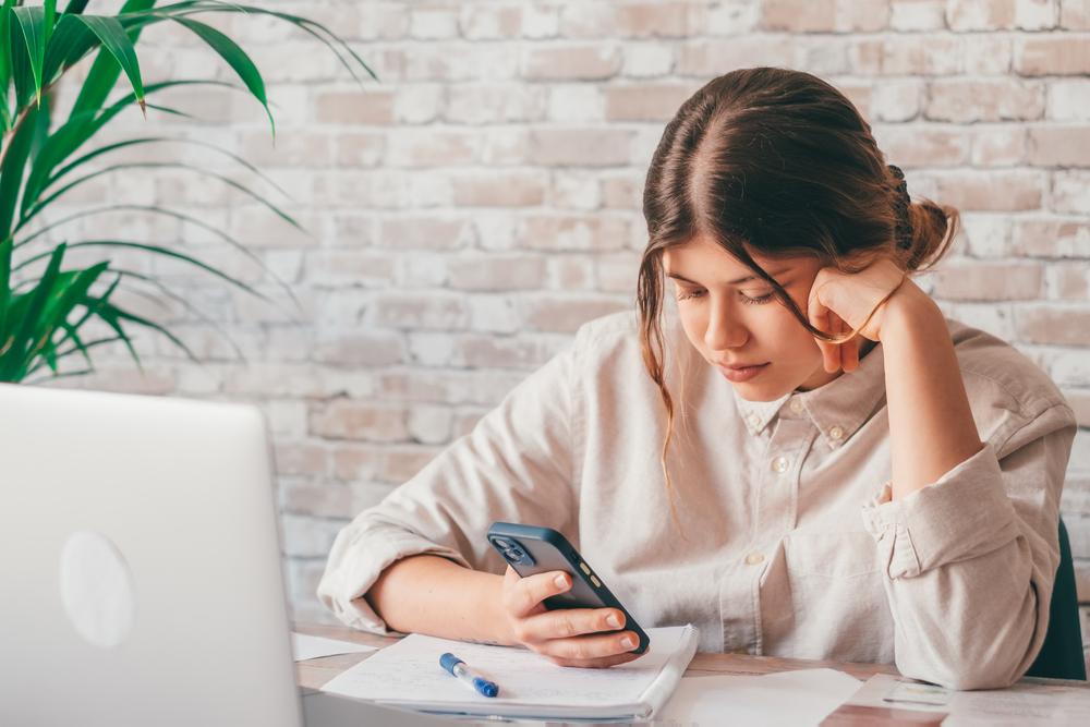 Mujer revisando su dispositivo móvil