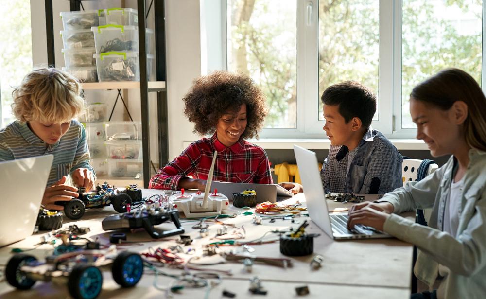 Foto de estudiantes con tecnología en sus manos