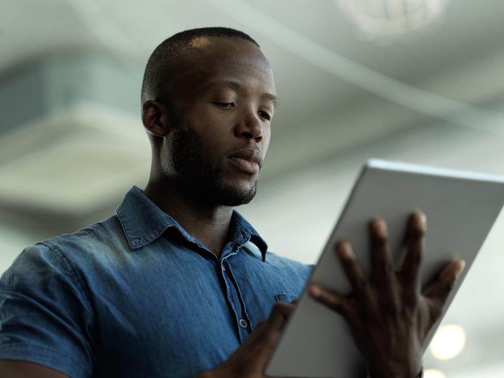 foto de un hombre mirando una tablet