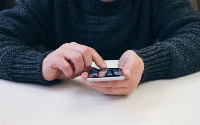 Hombre con celular en la mano