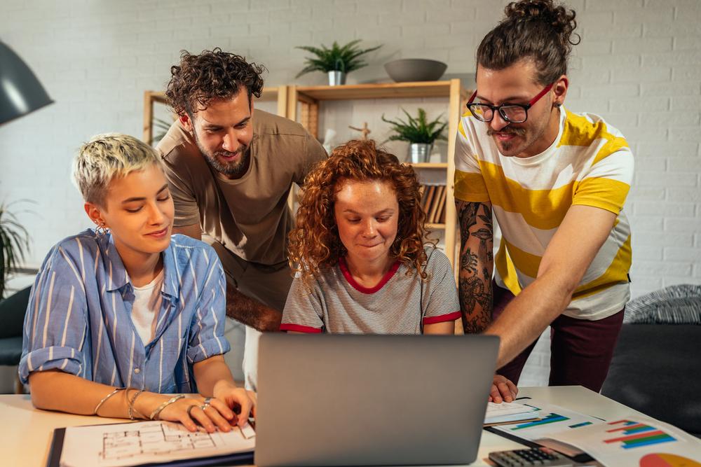 Personas reunidas en un computador